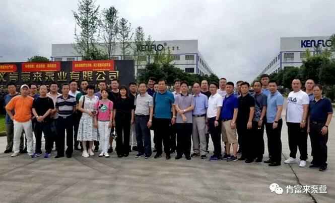 与会人员在遵义乐鱼官方站网页版-乐鱼online中国有限公司大门口合影留念